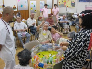 水鉄砲の射的やヨーヨー釣りを楽しみました